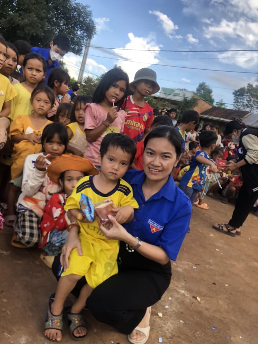 Đoàn Trường THPT Phan Bội Châu đến với Ngày hội “Trăng rằm” năm 2023 cùng các em nhỏ tại Thôn kết nghĩa Klâu Ngol