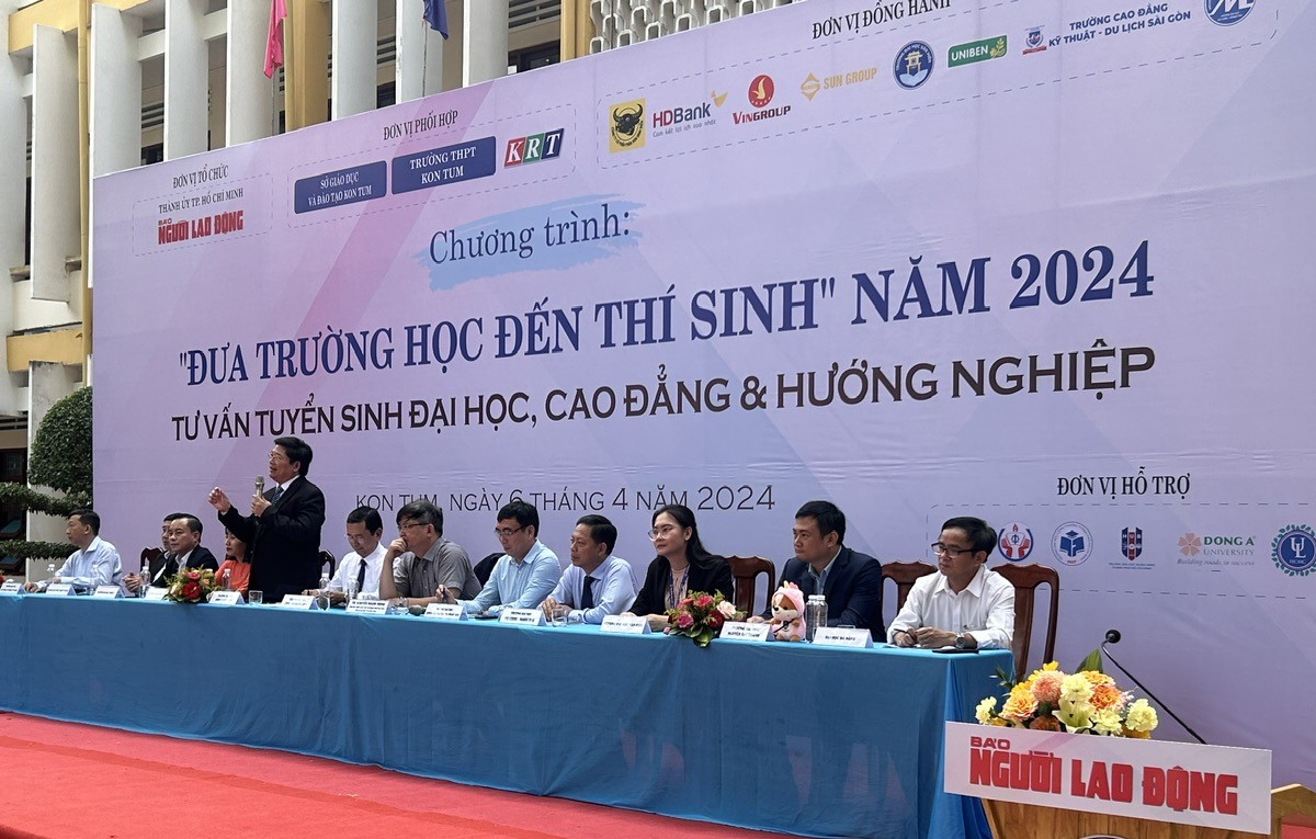 Chương trình "Đưa trường học đến thí sinh" năm 2024 do Báo Người Lao Động tổ chức tại Kon Tum