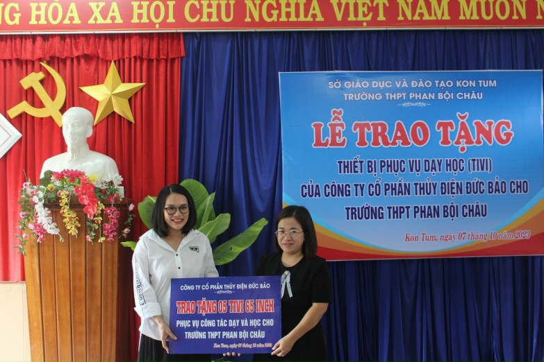 Công ty Cổ phần Thủy điện Đức Bảo trao tặng 05 Tivi cho Trường THPT Phan Bội Châu